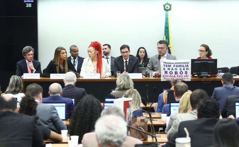 Fim da escala 6x1: relator propõe jornada de 40h semanais com transição de 14 meses; votação será nesta quarta