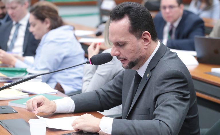 Comissão aprova incentivo fiscal para empresas que contratarem pessoas desempregadas há mais de 12 meses